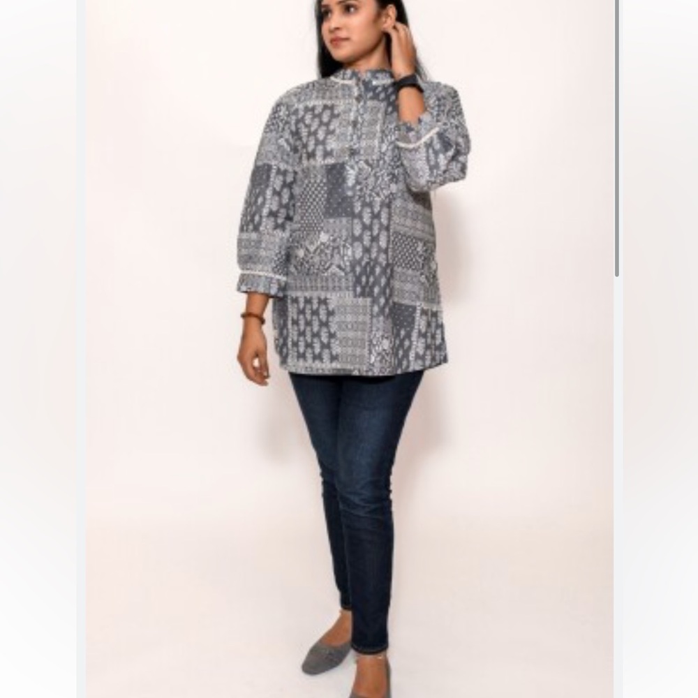 Kim Rogers Black White Grey V Neck Blouse size PXL